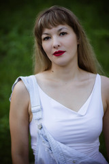 Naklejka premium portrait of young woman in the park