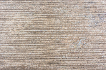 The surface or texture on the concrete road that has been scraped into rough lines.