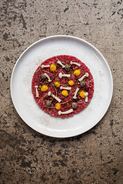 Tartar p&aring; oxe med shimejisvamp, rostad l&ouml;k och &auml;ggula. Restaurang Mutantur i Malm&ouml;.