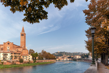 Chiesa di Santa Anastasia sul fiume Adige con ponte Pietra sul fondo a Verona