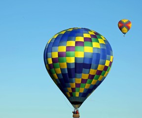 Naklejka premium balony na ogrzane powietrze na niebie
