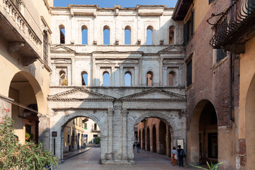 Fototapeta na wymiar Porta de Borsari a Verona