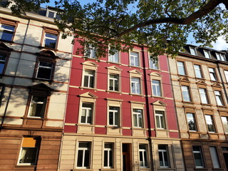 Schöne sanierte Fassaden und Fenster der Altbauten in der Rohrbachstraße im Sommer bei...