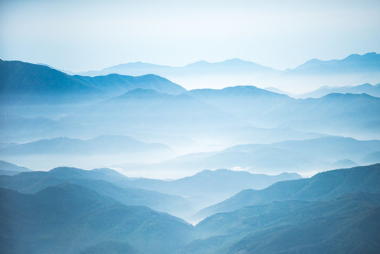 Dawn of the mountain with the sea of clouds