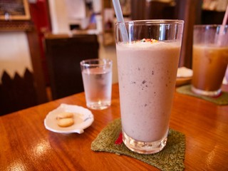 テーブル　アイスカフェラテ　クッキー