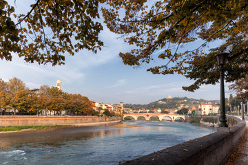 Fototapeta na wymiar Panoramica del fiume Adige con il Ponte Pietra a Verona