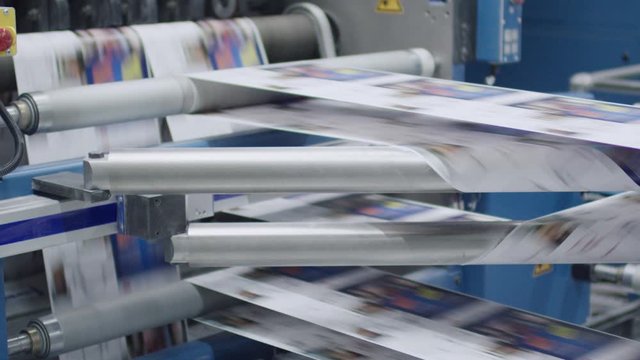 Fliessband Papier und Druckerei - Flowing ribbon chaos paper and newspaper 4K ProRes Footage