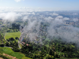 Drohnen Bild mitten in den Wolken, Luftaufnahme , in Deutschland in der Landschaft, Natur beim Wald mit Bäumen und Wolken, Nebel am Himmel im Sommer mit Dorf am Berg, Helikopter 