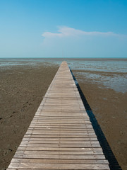 Obraz premium Perspektywa długi drewniany most wychodzący w morze