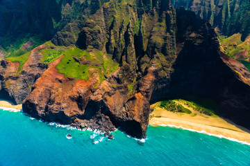 Obraz premium Amazing view of the Nāpali Coast State Wilderness Park in Kauai Island, Hawaii.