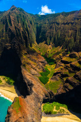 Obraz premium Amazing view of the Nāpali Coast State Wilderness Park in Kauai Island, Hawaii.