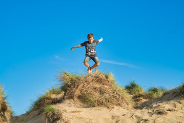Springender Junge