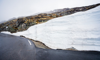 ściana pokryta śniegiem przy ulicy w Norwegii
