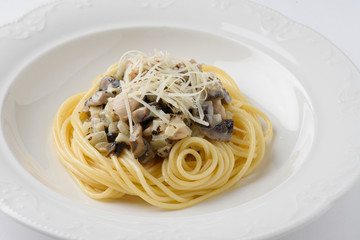 Spaghetti with chicken and creamy mushroom sauce