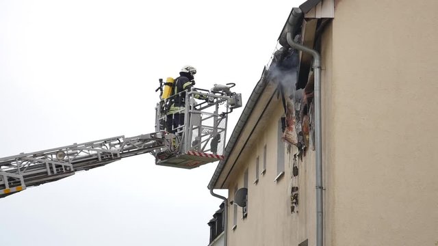 Feuerwehr löscht Brand nach Explosion / Zimmerbrand / Wohnungsbrand / Blaulichteinsatz