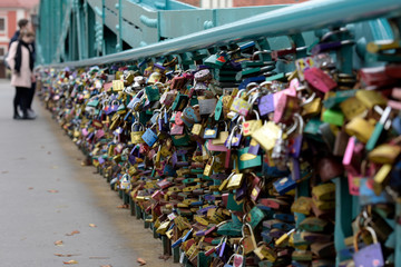 Unzählige Liebesschlösser zieren die Brücke Most Tumski auf den Weg zur Dominsel in...