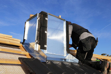 Dachdecker arbeitet an der Kaminverkleidung