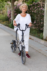 Obraz premium Elderly woman going to biking