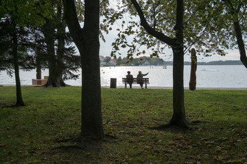 Seniorenpaar an der Uferprommenade des Sees Jezioro Drweckie in der Innenstadt von Ostorda - Polen...
