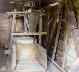 Ansicht eines Mahlsteines in einer historischen Bootsmühle