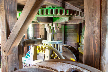 farbig angestrahltes Mahlwerk in einer Bootsmühle