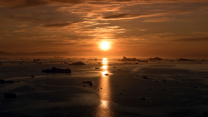 Obraz premium Sunbeam reflection on the Arctic Ocean in Greenland