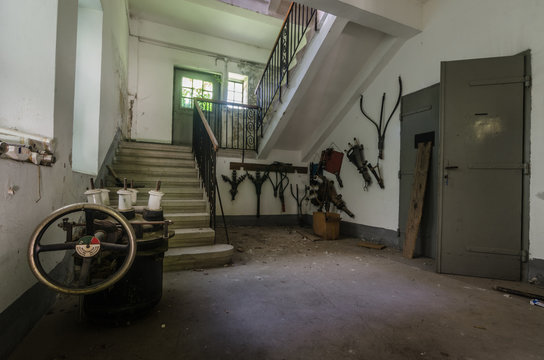 trafos in einem stiegenhaus einer fabrik