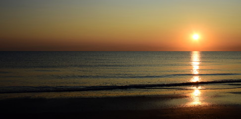 Sonnenaufgang über dem Meer