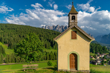 Fototapeta na wymiar Die Kapelle in Toblach vor der Bergkulisse
