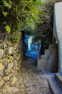 Stare, wąskie uliczki Pyrgos otoczone kamiennymi starymi murami