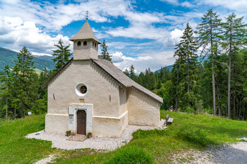 Fototapeta na wymiar Die Kapelle San Salvatore in den Südtiroler Dolomiten