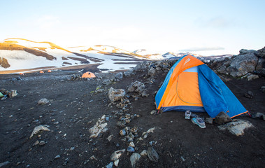 Landmannalaugar, Iceland »; August 2017: Tent protected with stones in the Landmannalaugar trekking