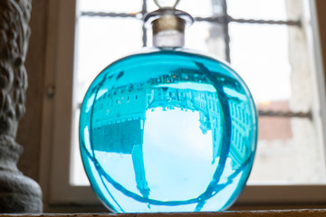 reflektion einer stadt durch eine blaue vase