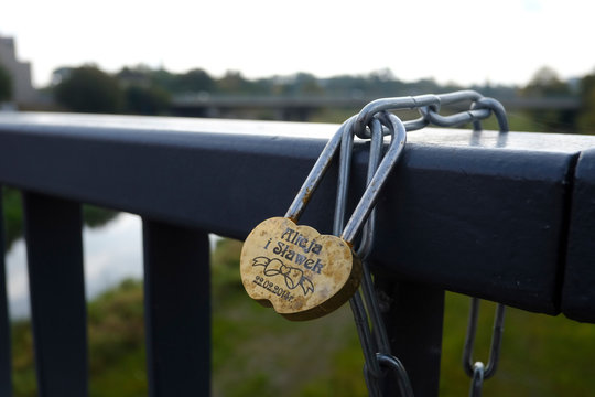 Liebesschlösser an einer kleinen Brücke über den Fluß Cybina in Poznan (Posen)- Polen