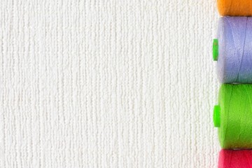 couture et bobines de fil sur fond blanc