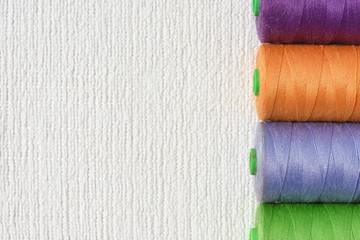 bobines de fil coloré  sur fond blanc