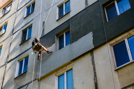 Insulation of apartments in a residential building. Rope access working