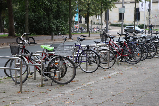 Fahrr&auml;der am Fahrradst&auml;nder in Innenstadt, abgeschlossen