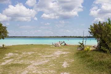 Fototapeta na wymiar Laguna azul en Caribe en verano