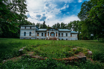 Fototapeta na wymiar Old abandoned mansion in Turmasovo village, Tambov region
