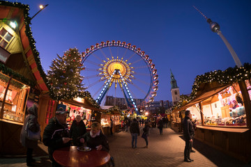 Riesenrad auf dem Weihnachtsmarkt am Berliner Alexanderplatz - obrazy, fototapety, plakaty