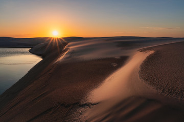 Fototapeta na wymiar Por do sol nas dunas