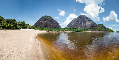Cerros Mavicure y rio Inirida en Guainia Colombia 