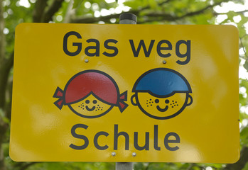 Hinweisschild in der Gudvanger Strasse in Berlin-Prenzlauer Berg