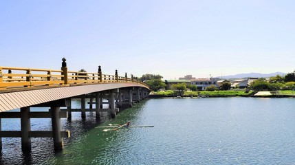 Fototapeta na wymiar 瀬田の唐橋とボートを漕ぐ若者、夏、滋賀県、日本