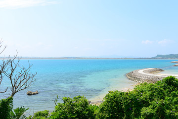 海の向こうに見える橋