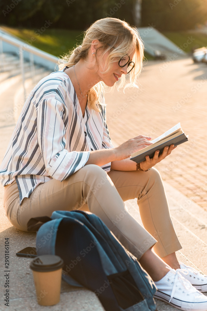 Canvas Prints Smiling young woman reading book