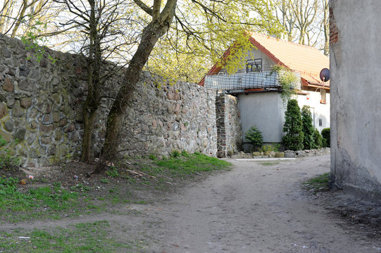 Rest der alten Stadtmauer der polnischen Stadt Morag (Mohrungen)