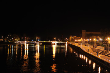 Alte Schleuse mit Zugbrücke über dem Fluss Elblag in der polnischen Stadt Elblag (Elbing)