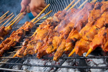 Brochetas de carne a la barbacoa, asadas con el fuego de una parrilla con carbón